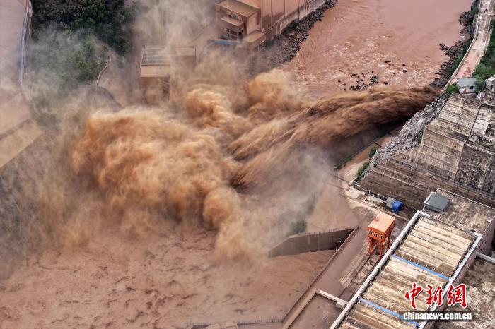 8月8日，劉家峽水庫迎來本年度最強(qiáng)沙情，國網(wǎng)甘肅劉家峽水電廠開啟“異重流”排沙作業(yè)。侯齊 攝
