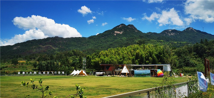 青山环绕的龙墩村，大别山航空飞行营地坐落于此。（资料图片）