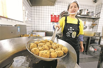 刚出锅的雷家豆腐圆子金黄酥脆。 贵阳日报融媒体记者 周永 摄