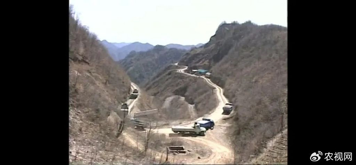 尧治河村公路老照片。受访者供图