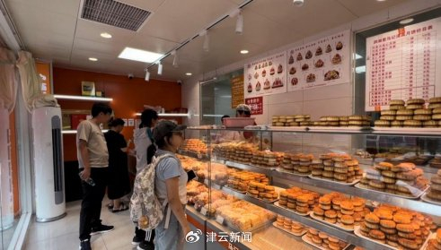 （图注：8月12日下午马记糕点店内情形）