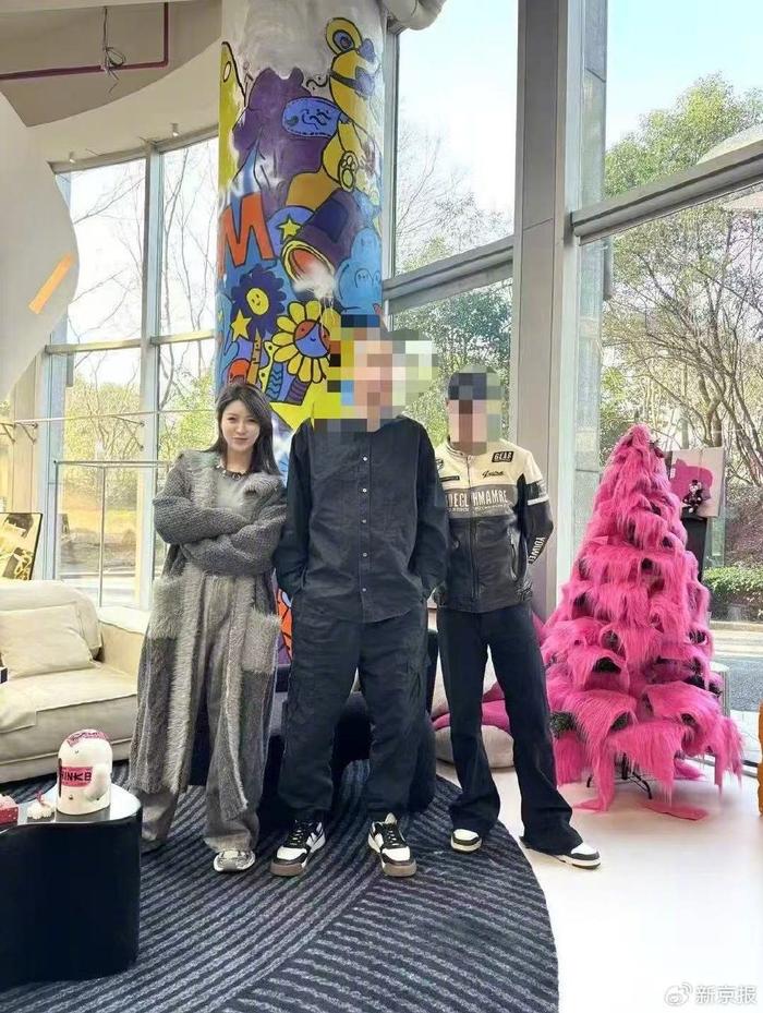 孙悦童与朋友合影。受访者供图