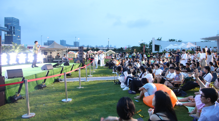 天沐河盛夏音乐会吸引众多观众。 曾遥/摄