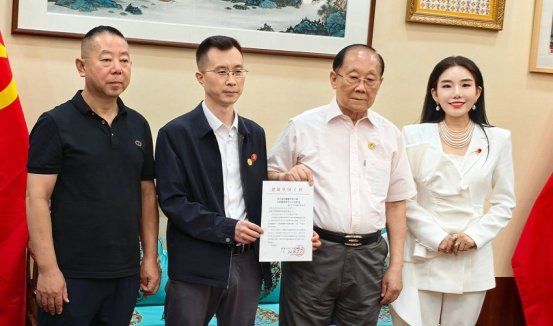 图：张梦心（右一）、严晓蒸（右二）、李达左（左一）、周和平（左二）