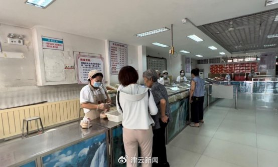 （图注：8月13日中午，欣乐糕点店铺门前以及店内情形）