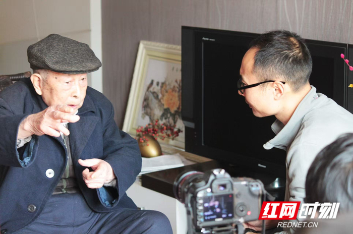 马金辉在抗战亲历者家中记录口述历史视频。