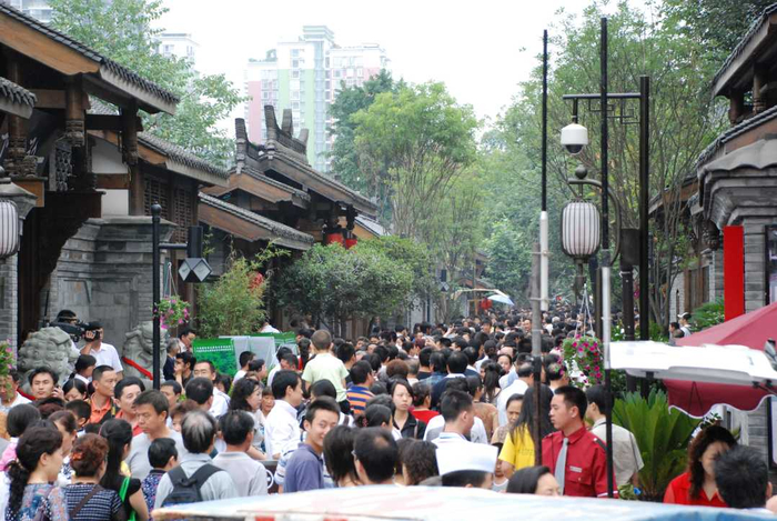 图为2008年6月中旬，宽窄巷修复竣工并对游人开放。（资料图片）