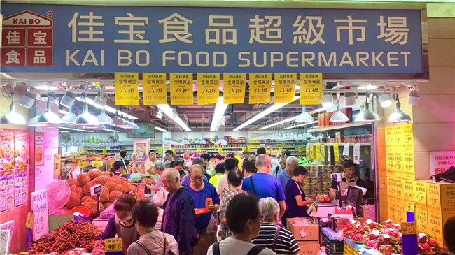 （多家佳宝超市门店已排起长龙）
