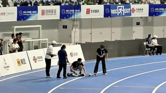 躺平的具身幼崽：人…救一下，图源：作者拍摄
