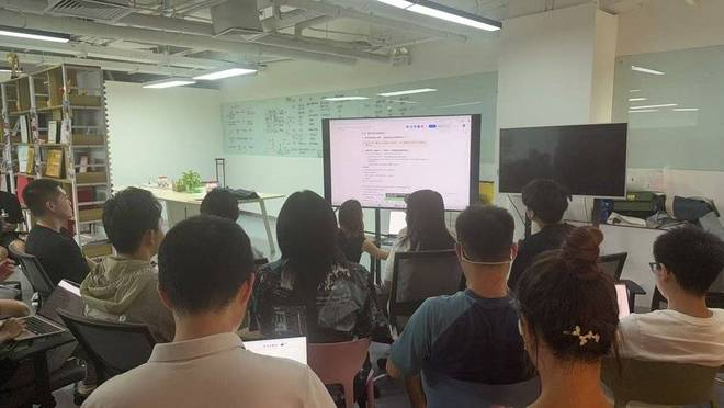 团队在会议室里扮演投资人，拷问创始团队 图片由付智提供
