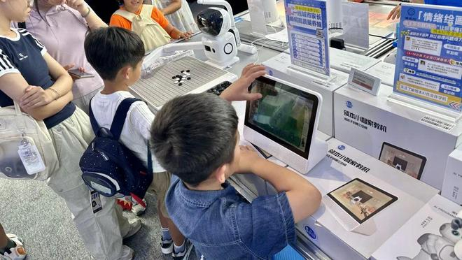 和下棋机器人玩得不亦乐乎的小孩哥，图源：作者拍摄