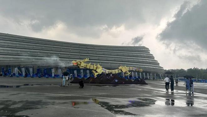 大暴雨浇不灭观赛热情，图源：作者拍摄