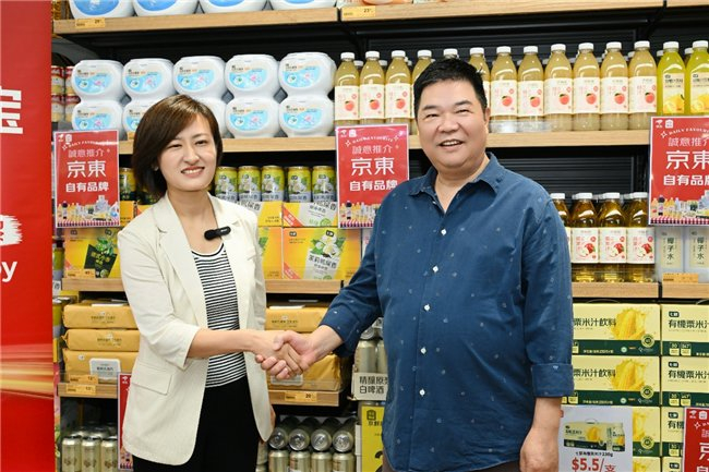 （图为京东创新零售供应链运营部负责人柴艳&京东创新零售佳宝业务部负责人林晓毅合影）