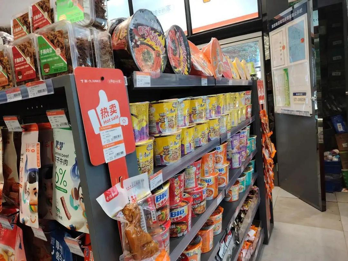 某候车室便利店内的货架上售卖着泡面