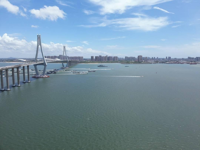 8月16日，湛江海湾大桥水域。李超华摄