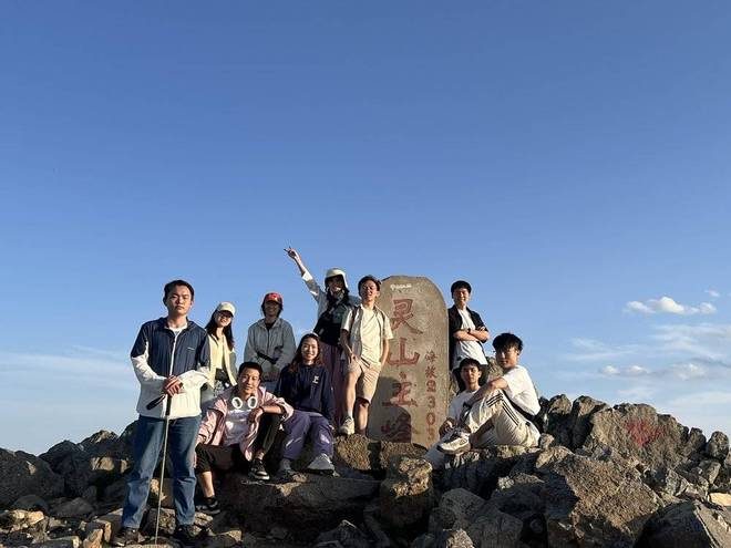 共绩科技团建，中间为付智 图片由付智本人提供