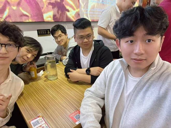 张宇诺和团队成员，右一为张宇诺 图片由张宇诺本人提供