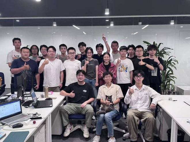 语核科技团队招聘，右一为池光耀，中间为翟星吉 图片由翟星吉提供