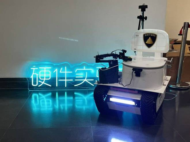 张宇诺在杭州黑客松上做的AI马桶 图片由张宇诺本人提供