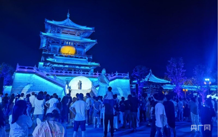 《浔梦琵琶亭》实景演出现场，吸引众多游客驻足观看（央广网发  陈龙  摄）