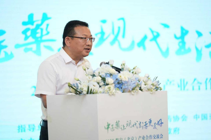 图为磐安县委书记何浩挺