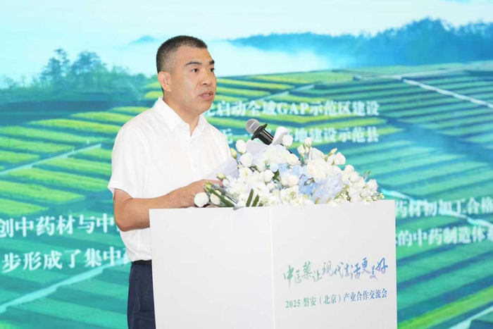 图为磐安县委常委、副县长卢理强