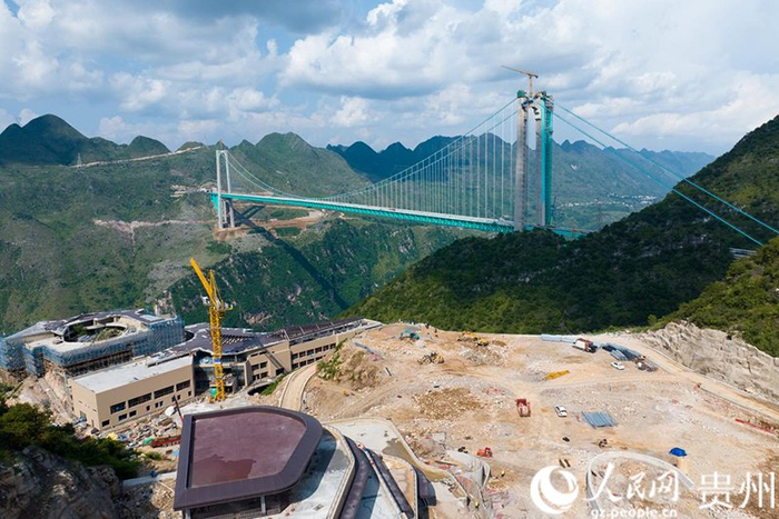 建设中的云渡服务区与大桥同框。人民网记者 涂敏摄