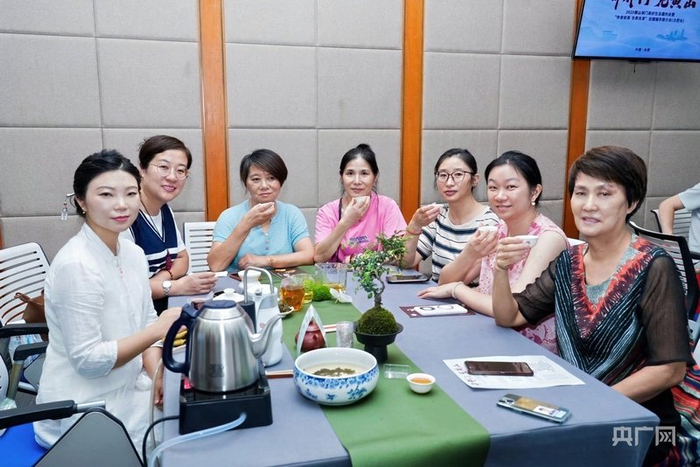 茶友品鉴安茶（央广网发  祁门县委宣传部供图）