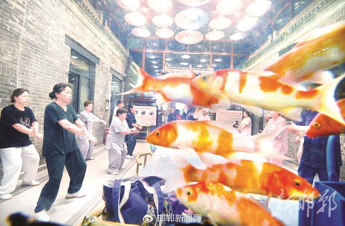 太极拳爱好者在老师的指导下习练太极拳。邯郸新闻传媒中心记者 郝群英 摄
