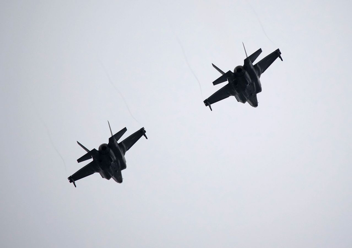 ▲美国F-35战机飞越埃尔门多夫-理查森联合军事基地