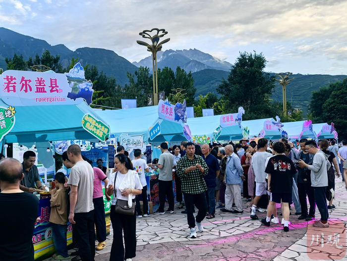 现场美食展台吸引大批观众。