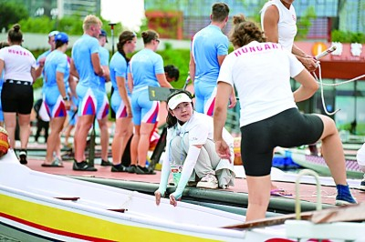     8月9日，“小青椒”在龙舟赛后帮助运动员撤离龙舟。本报记者 陈城摄/光明图片