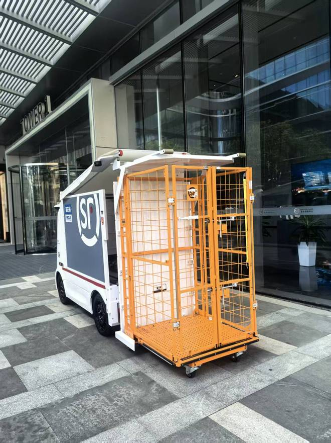  X3款背笼无人车   界面新闻记者杨冰柯拍摄