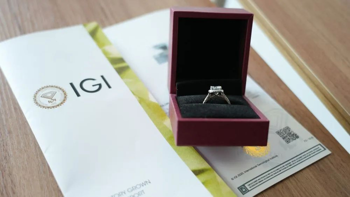 这是记者以150多元从网店购买的假钻石及其附带的假证书。新华社记者 刘振坤 摄