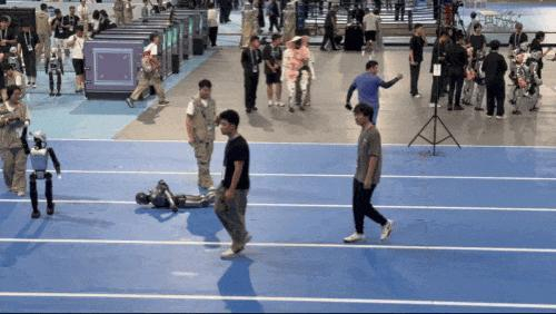 一位摔倒后自食其力站起身的机器人，图源：作者拍摄