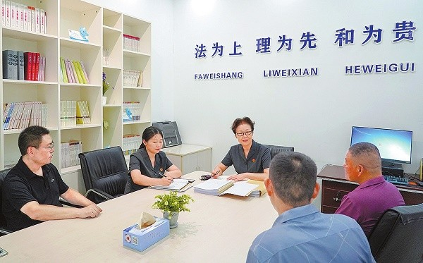 图为安徽省阜阳市中级人民法院法官李晓艳（中）在调解一起劳动争议案。纪程 摄