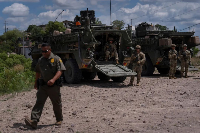 ▲7月22日，一批美军士兵在美墨边境地区待命。（美联社）
