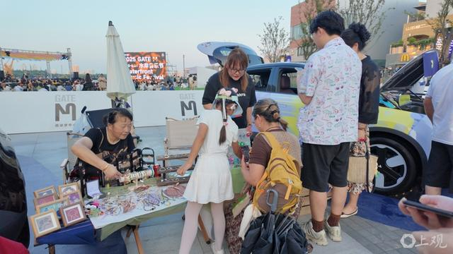 水岸后备箱市集 舒抒 摄