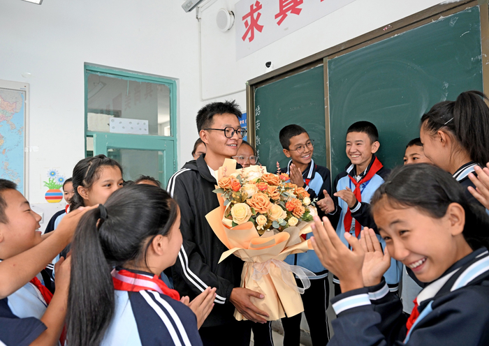 学生们为老师送上礼物（央广网发  保定学院供图）