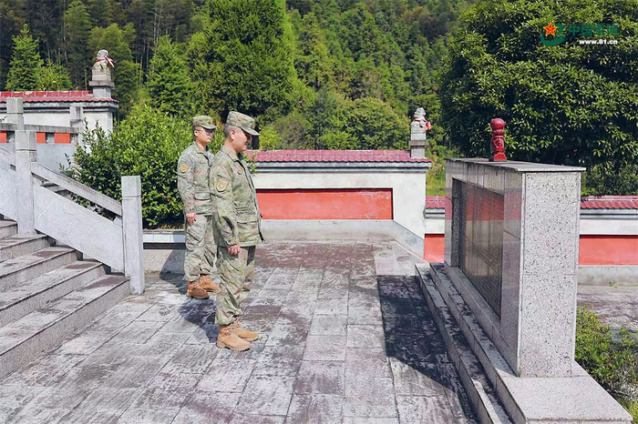 　　炎陵县人武部官兵缅怀烈士林开盛。 陈彦廷 摄