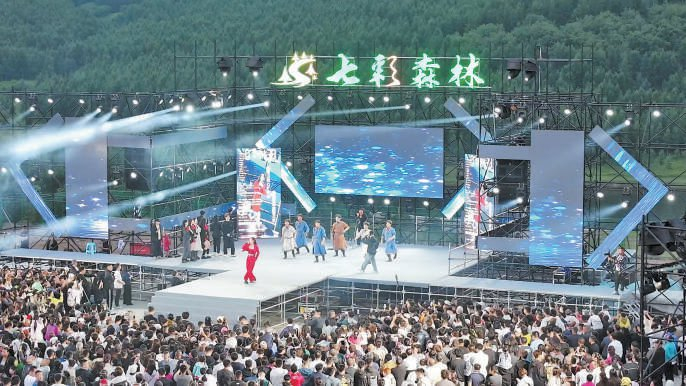 丰宁坝上草原欢乐季音乐会演出现场。苏凯摄