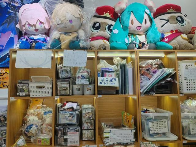 以寄售为核心的格子间。（牛益彤 摄）