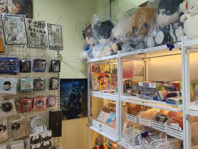 许多店家在租赁寄售格子间之外，也会上架官方制品。（牛益彤 摄）