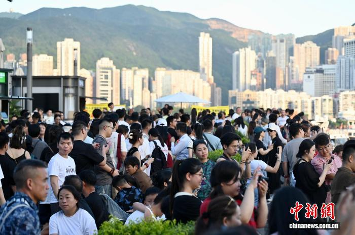 　　8月12日，香港尖沙咀码头及星光大道一带人流如织。　中新社记者 李志华 摄