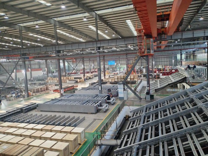 图为入住建桥工业园区的低碳环保产业三峰环境集团生产车间。（相玉婷摄）