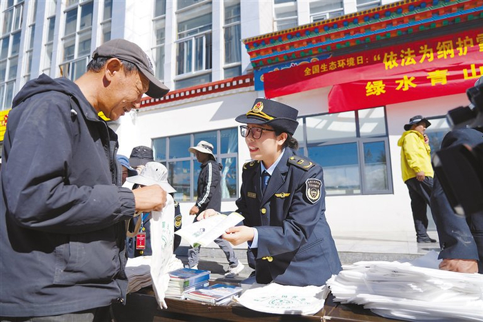 图为阿里地区生态环境局工作人员向过往群众宣传环保知识。记者 洛桑旦增 摄