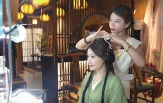 李粉为客人提供定制旅拍服务。 受访者 供图