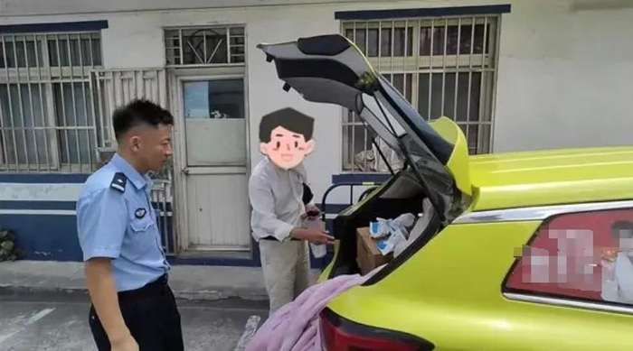 车辆后备厢里装了一箱冷饮。来源：闵行公安