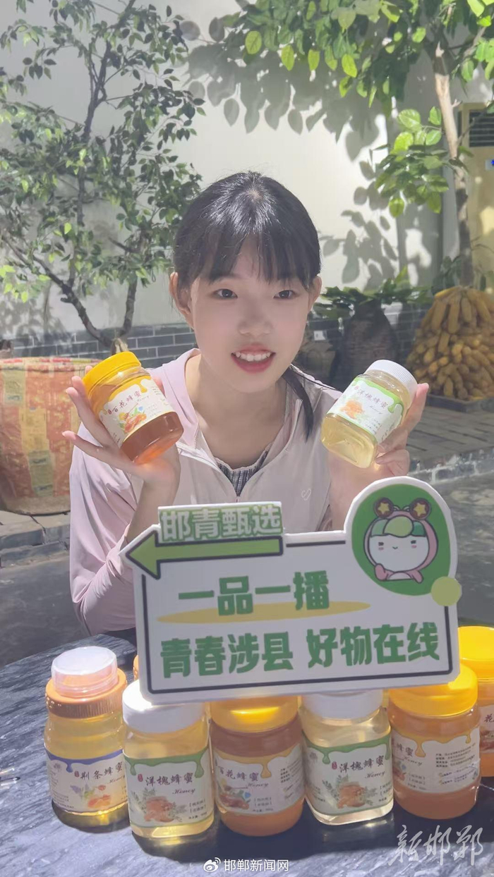 涉县电商产业园的直播基地王雯洁在镜头前带货。邯郸新闻传媒中心记者 牛冰洁摄