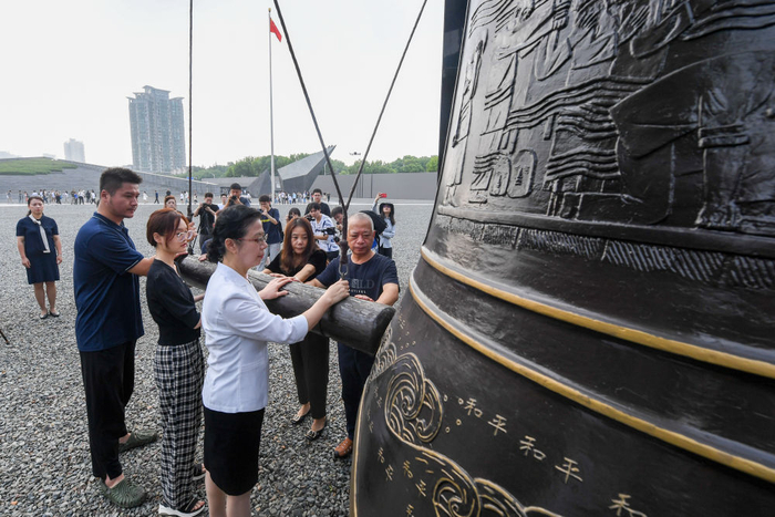 2023年8月15日，南京大屠杀幸存者后代代表在侵华日军南京大屠杀遇难同胞纪念馆公祭广场撞响和平大钟，祈福和平。
